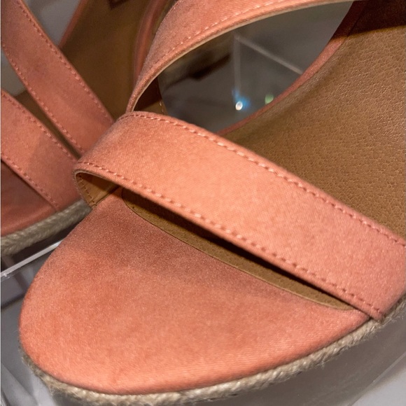 DV8 Pierra Strappy Wedge Peach Color, Size 7.5. New in Original Bag. - Picture 5 of 8